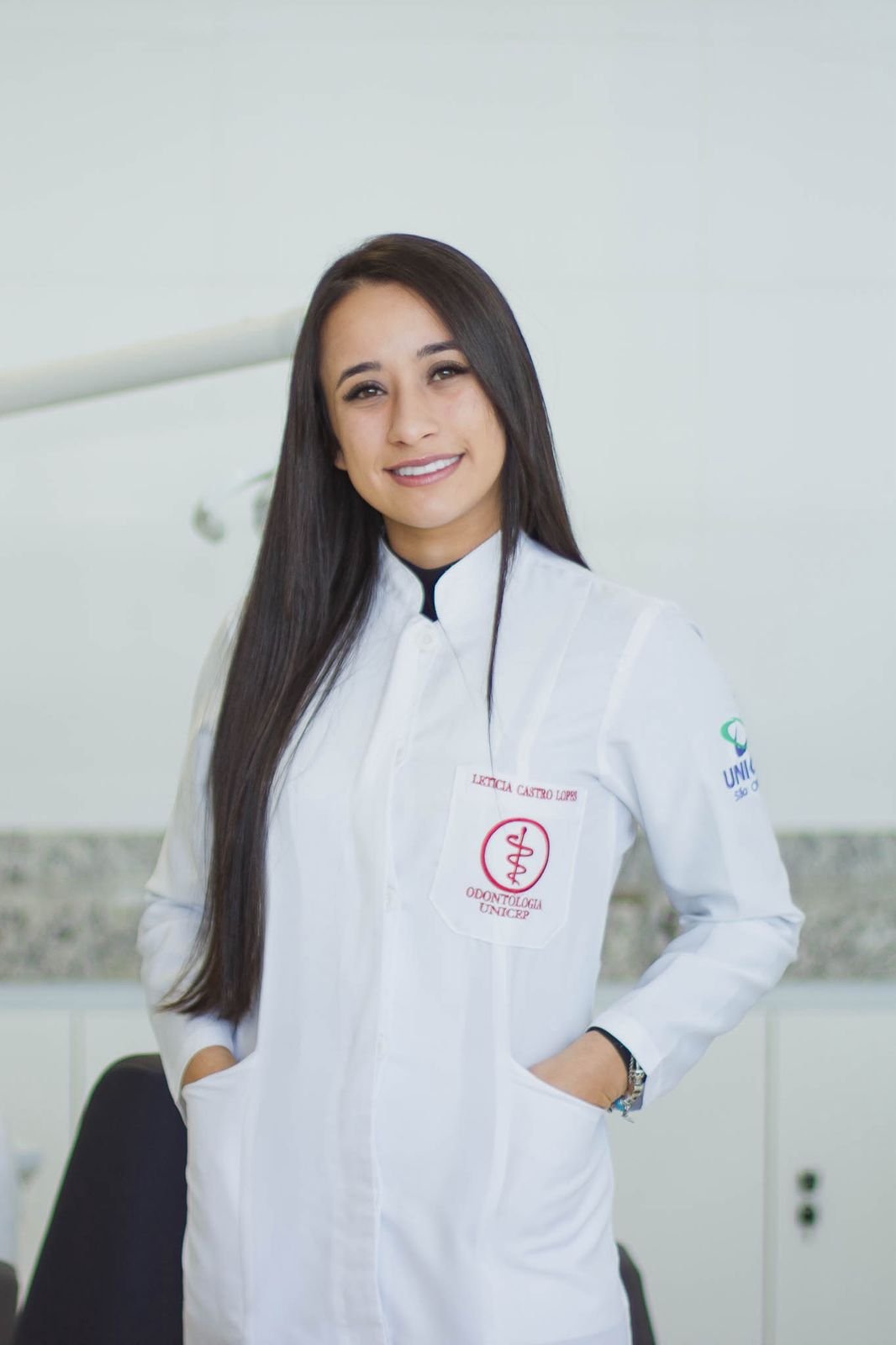 Sorriso confiante e elegante